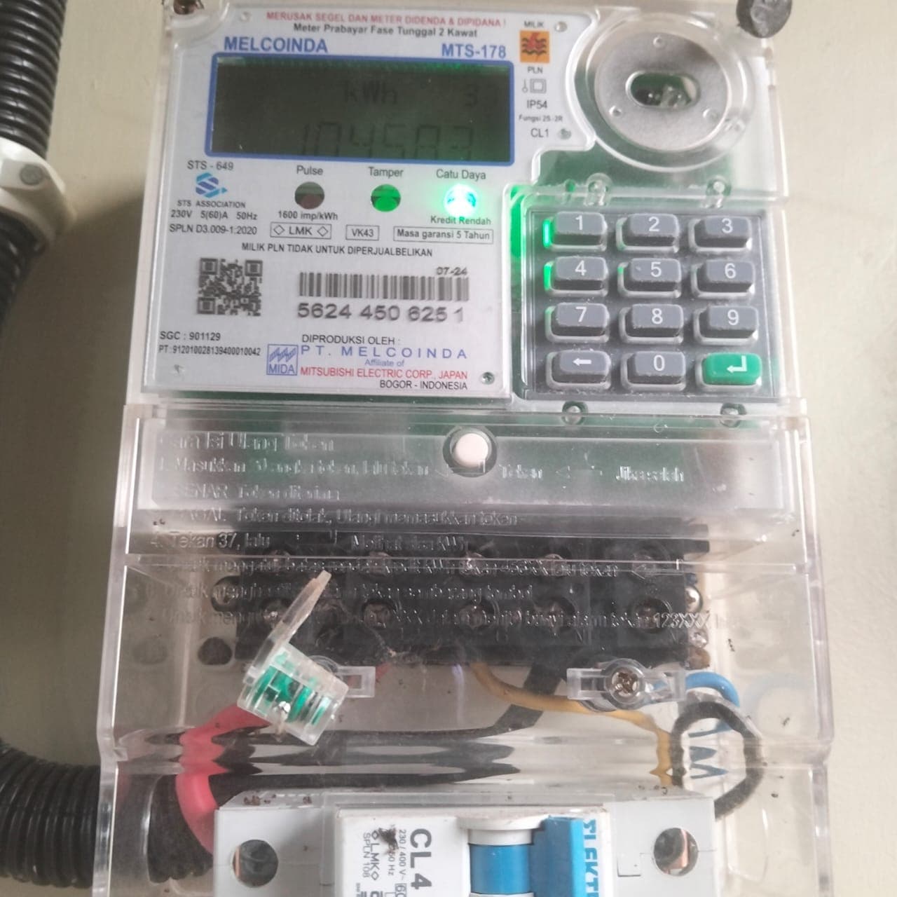 Pemasangan meter listrik prabayar